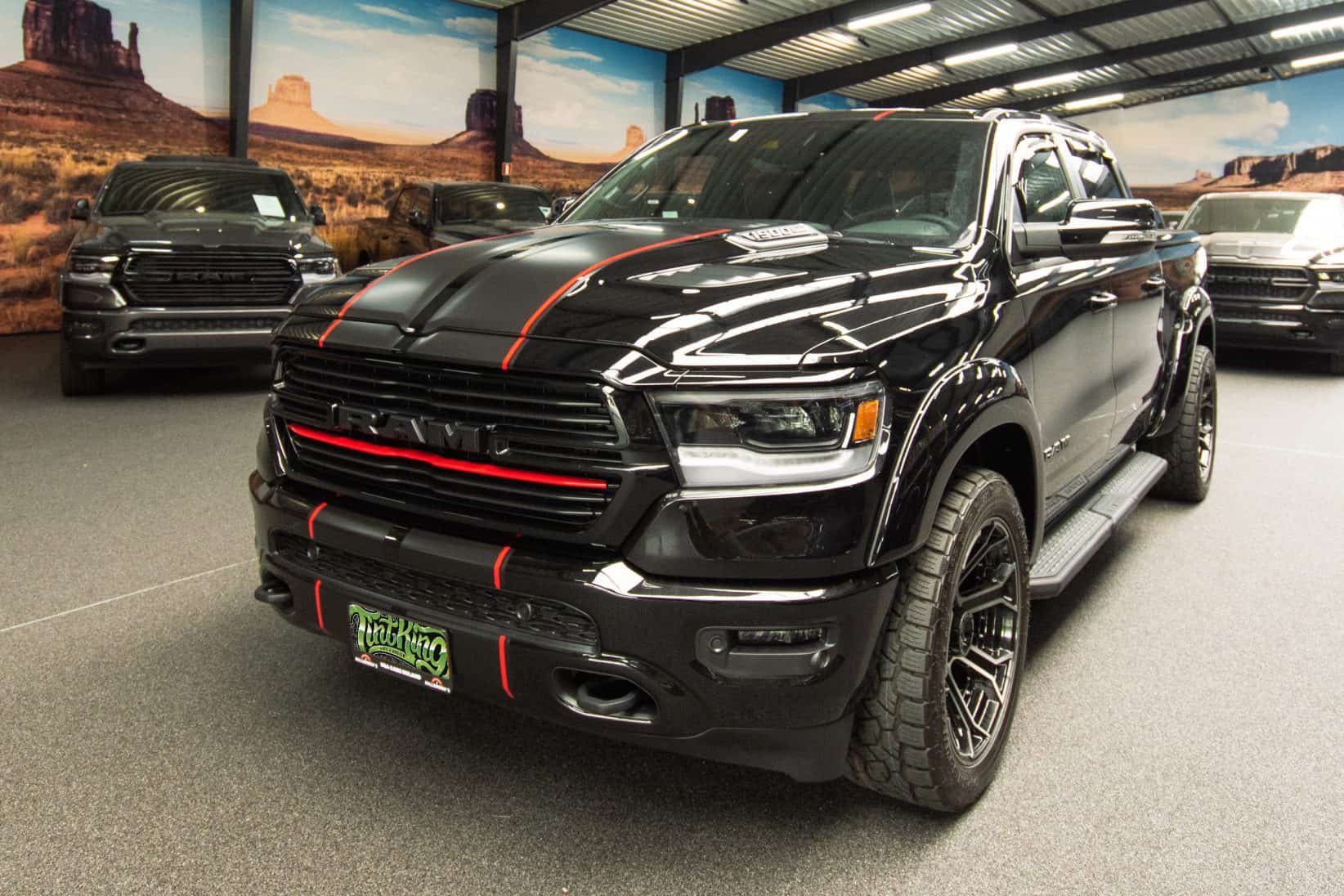 Dodge RAM met rode striping
