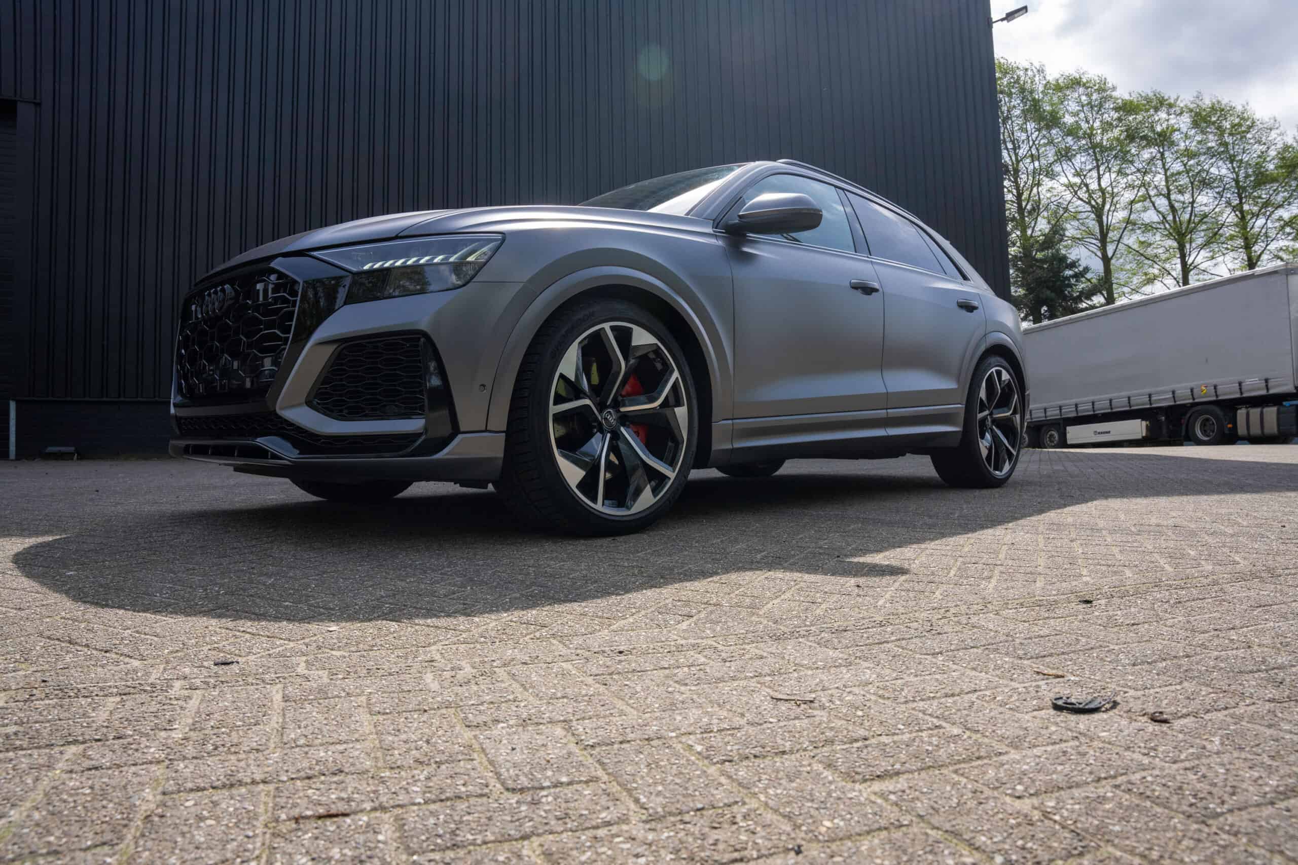 Audi RS Q8 met carwrap